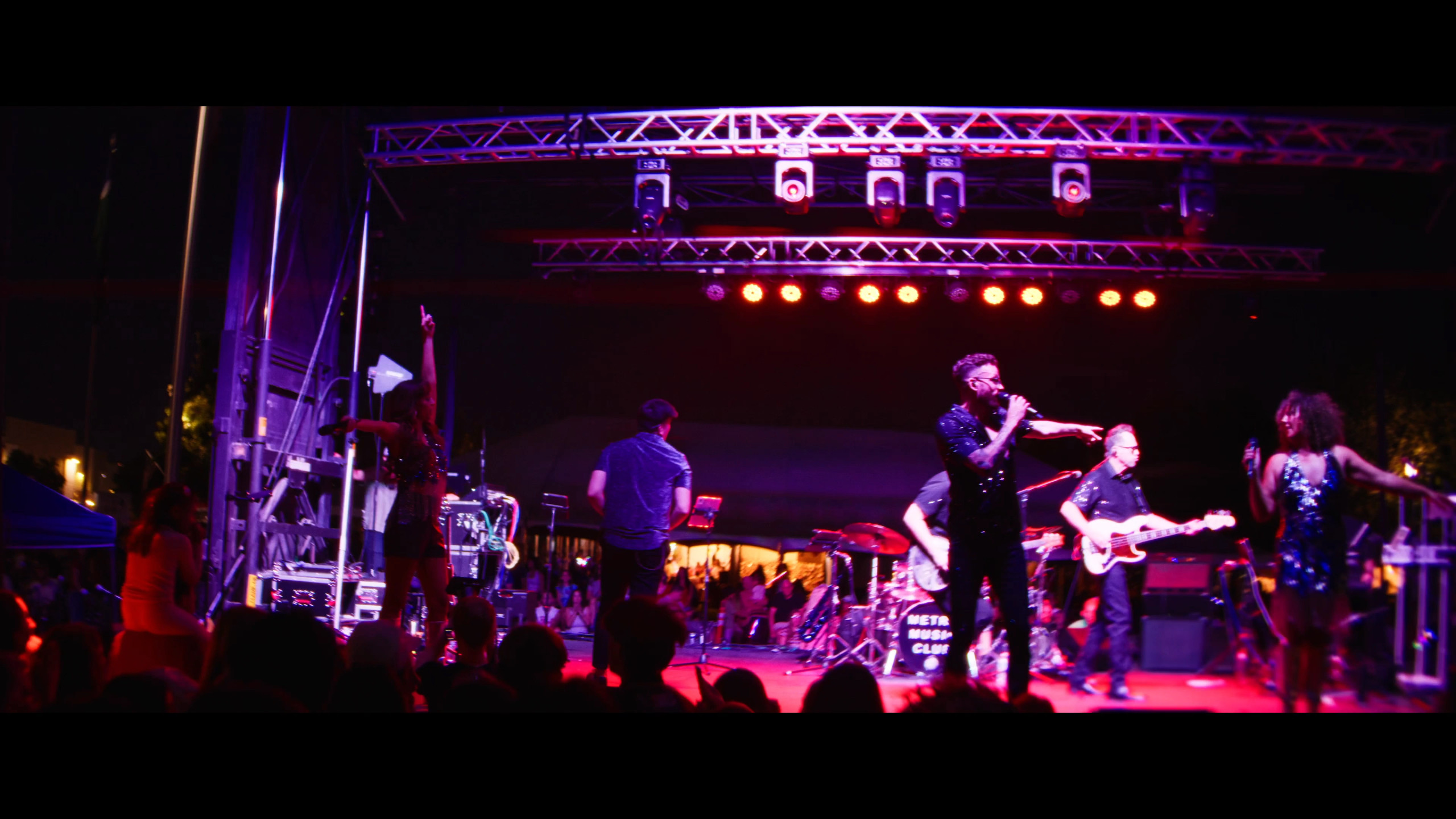 Metro Music Club Delivers a Live Show at a Festival for a Crowd of Thousands